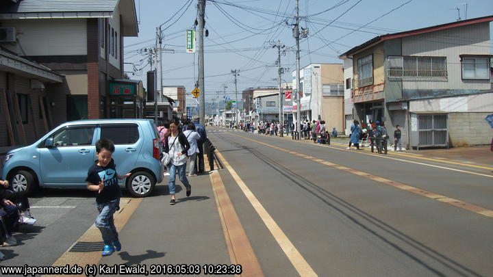 Yonezawa, Uesugi Matsuri: hier zieht der Zug anschließend vorbei, die Zuschauer verteilen sich
