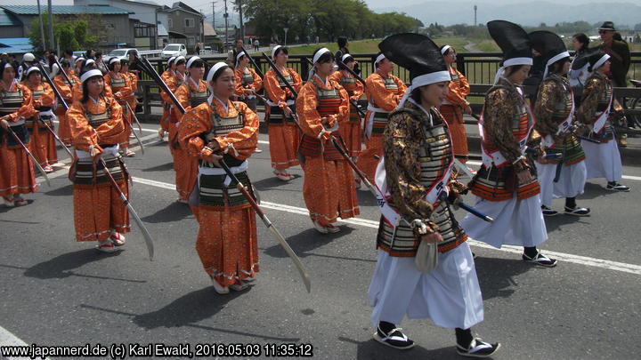 Yonezawa, Uesugi Matsuri: auch diese Mädchen sind nur zeremoniell bewaffnet
