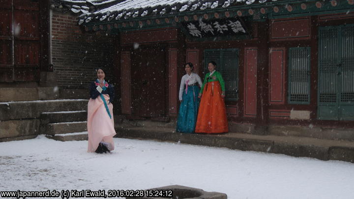 Seoul, Changdeokgung: Koreanerinnen in traditionellen Kleidern
