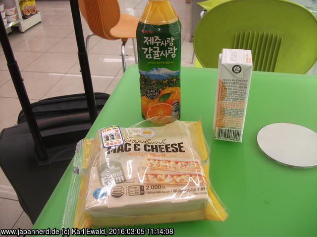 Maccaroni-Cheese Sandwich mit Orangensaft
