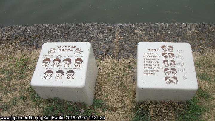 Fukuoka, Ohori Park: Steine illustrieren Kinderspiele
