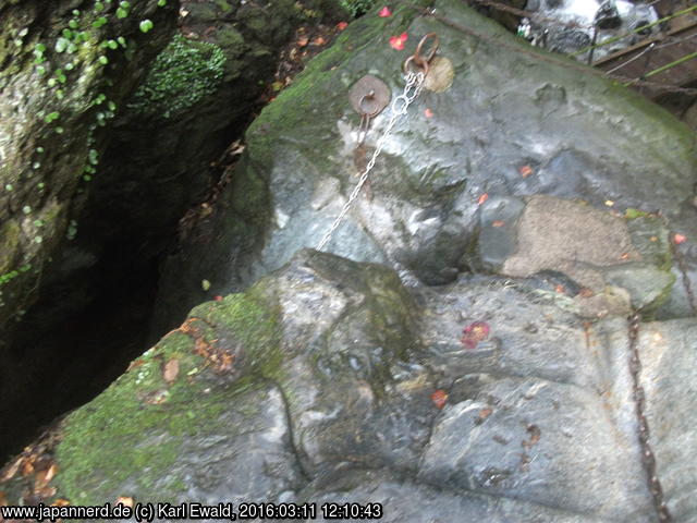 Sasaguri, Nanzo-in: Ketten unterstützen das Klettern in eine kleine Schlucht
