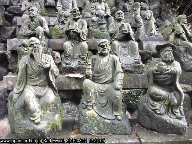 Sasaguri, Nanzo-in: Detailansicht einiger Rakuen-Statuen
