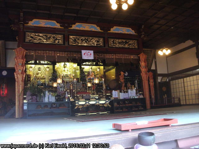 Sasaguri, Nanzo-in: Bethalle mit Altar, rechts wohl Kobo Daishi

