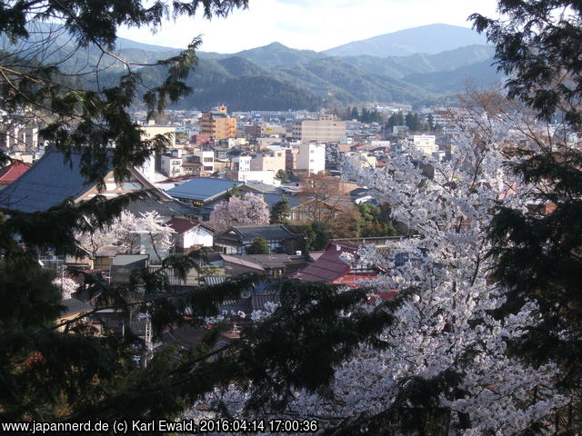 Blick auf das östliche Takayama mit blühenden Kirschbäumen

