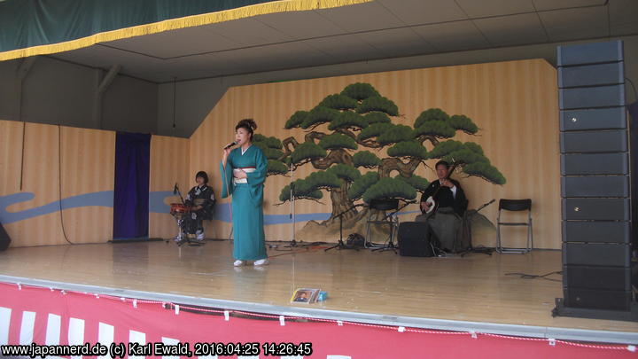 Hirosaki Park: Konzert mit Gesang, Trommel und Tsugaru-Shamisen
