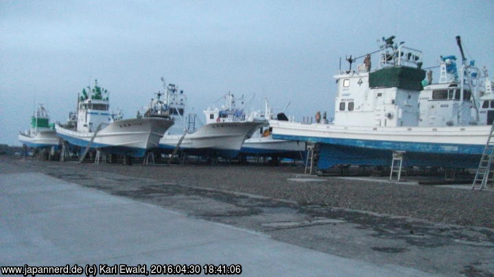 Shiretoko-Shari, viele Fischerboote sind noch in Winterpause
