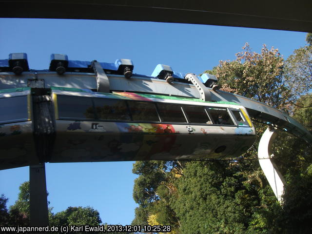 Tokyo-Ueno, hier überquert ein Monorail-Zug von Ueno Zoo die Straße
