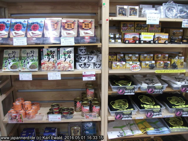 Shiretoko Goko: im Shop gibt es neben diversen Souvenirs auch Konserven (links) mit Hirsch- und Braunbärfleisch.
