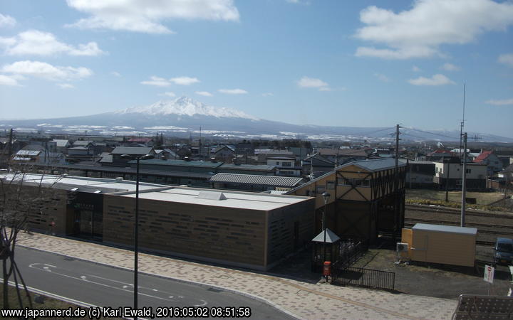 Shiretoko-Shari, das Bahnhofsgebäude vom benachbarten Hotel aus gesehen, dahinter Mt. Shari
