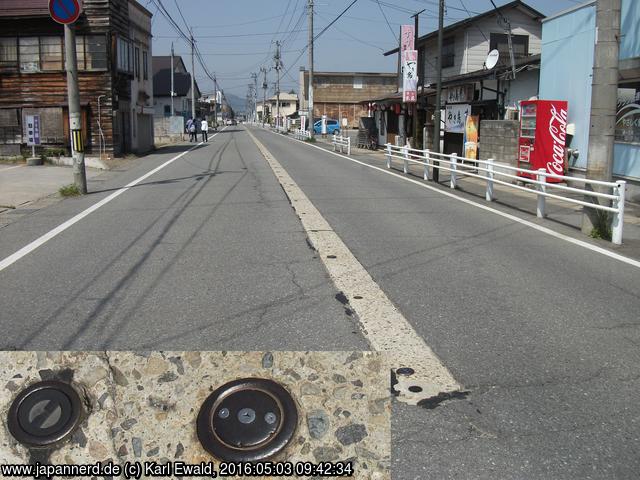 Yonezawa: über solche Düsen entlang der Straßenmitte wird im Winter der Schnee mit Wasser weggespült
