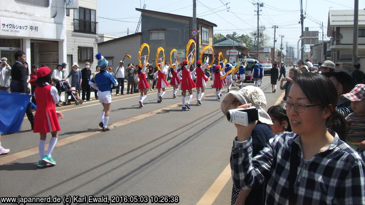 Yonezawa, Uesugi Matsuri: dem führenden Fahrzeug folgen erst Mädchen mit Fahnenreifen
