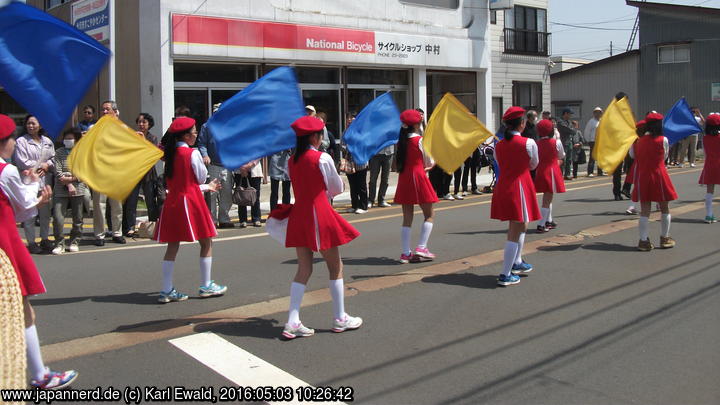 Yonezawa, Uesugi Matsuri: dann kommen Fahnenschwingerinnen
