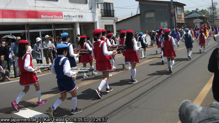 Yonezawa, Uesugi Matsuri: Kinder mit Trommeln und Xylophonen
