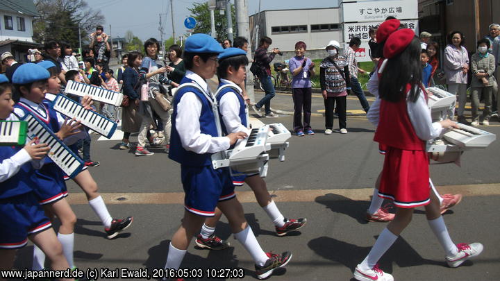 Klick für Großformat Yonezawa, Uesugi Matsuri: Kinder mit Orgeln und Blasorgeln