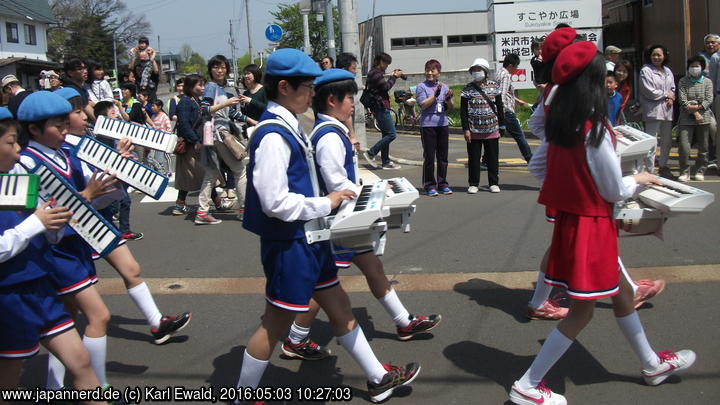 Yonezawa, Uesugi Matsuri: Kinder mit Orgeln und Blasorgeln
