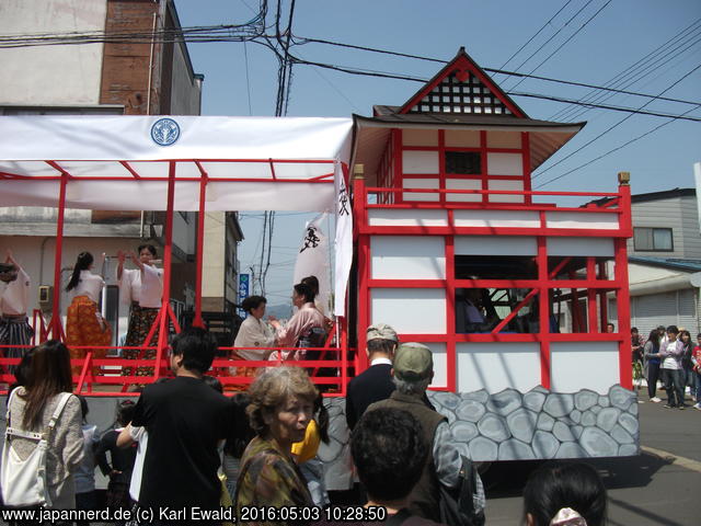 Yonezawa, Uesugi Matsuri: dieser Wagen mit Tänzerinnen ist als Burg gestaltet
