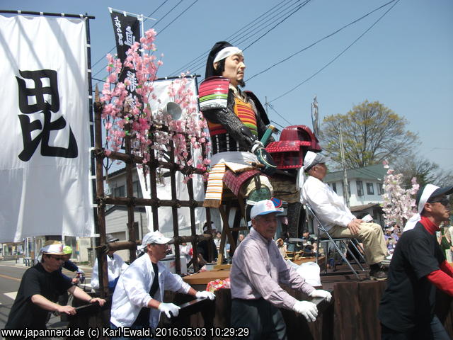 Yonezawa, Uesugi Matsuri: der Wagen ehrt einen der Kriegsherren
