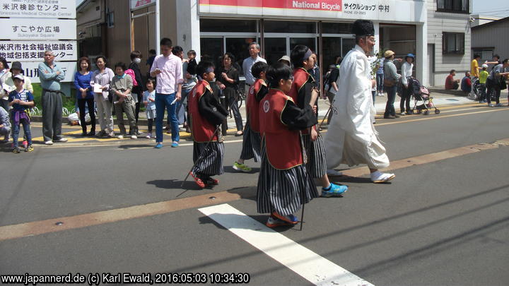 Yonezawa, Uesugi Matsuri: ein Shintopriester gefolgt von Kindern mit Priesterstäben
