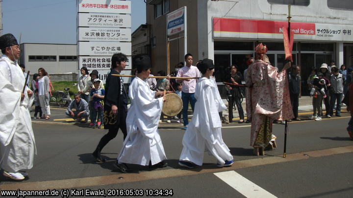 Yonezawa, Uesugi Matsuri: ein Tengu und eine rituelle Trommel
