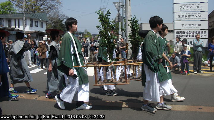 Yonezawa, Uesugi Matsuri: es folgen Burschen mit grünen Zweigen
