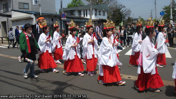 Yonezawa, Uesugi Matsuri: Miko-Mädchen mit festlichem Kopfschmuck
