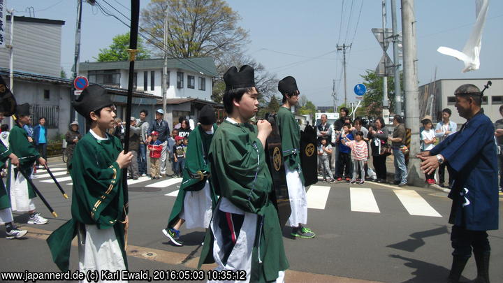 Yonezawa, Uesugi Matsuri: Jungs mit Lackschilden und Hellebarden
