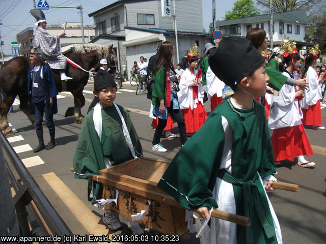 Yonezawa, Uesugi Matsuri: Jungs mit dem Opferkasten und mehr Mikos
