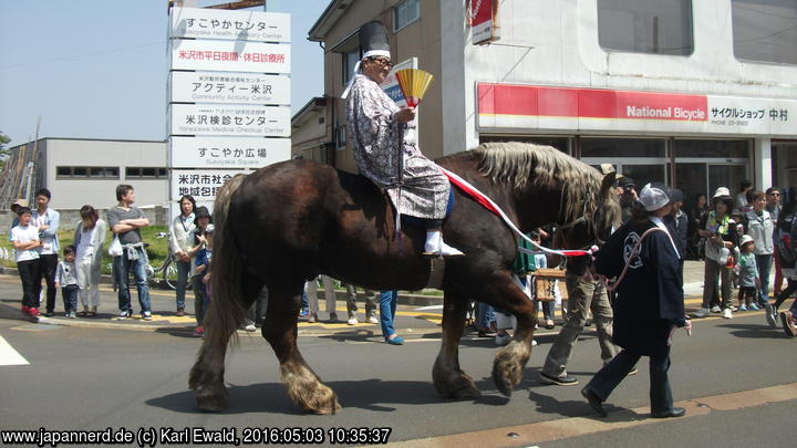 Yonezawa, Uesugi Matsuri: der Oberpriester reitet auf einem Pferd
