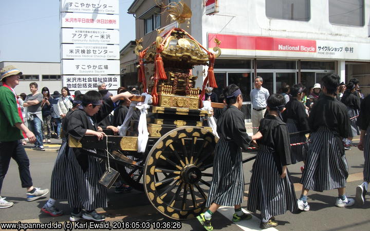 Yonezawa, Uesugi Matsuri: diesen Jungen ziehen den ersten Mikoshi
