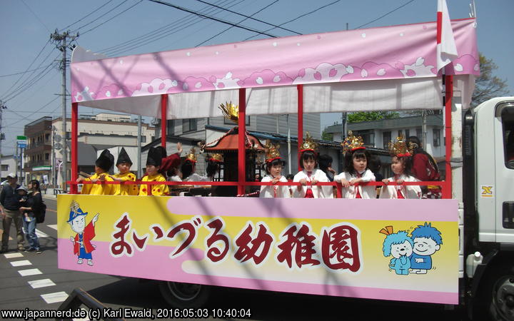 Yonezawa, Uesugi Matsuri: ein Wagen mit Kindern und einem kleinen Mikoshi
