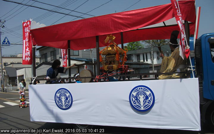 Yonezawa, Uesugi Matsuri: ein vierter Mikoshi auf einem Wagen
