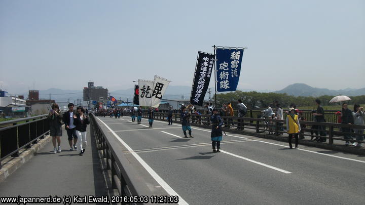 Yonezawa, Uesugi Matsuri: Fahnenträger im Samuraizug
