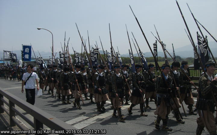 Yonezawa, Uesugi Matsuri: die Infantrie ist mit Schwertern und Speeren ausgerüstet
