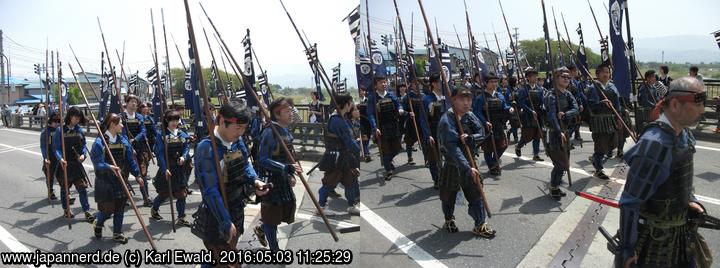 Yonezawa, Uesugi Matsuri: ältere und junge, Jungs und Mädels, alles ist vertreten
