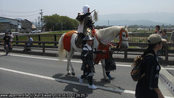 Yonezawa, Uesugi Matsuri: hier reitet Lord Uesugi Kenshin, Oberbefehlshaber der Blauen
