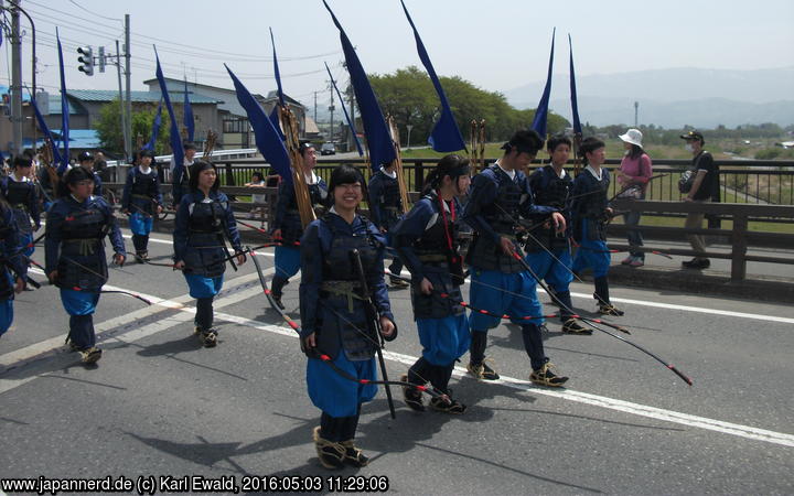 Yonezawa, Uesugi Matsuri: eine lächelnde Bogenschützin
