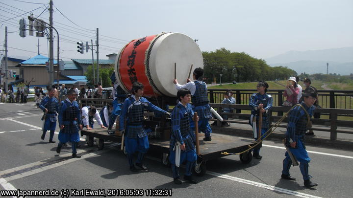 Yonezawa, Uesugi Matsuri: der Wagen mit der großen Trommel
