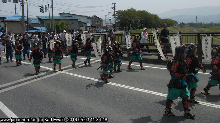 Yonezawa, Uesugi Matsuri: diese Kindertruppe gehört schon zum zweiten Zug, sie sind nicht Teil der Schlacht
