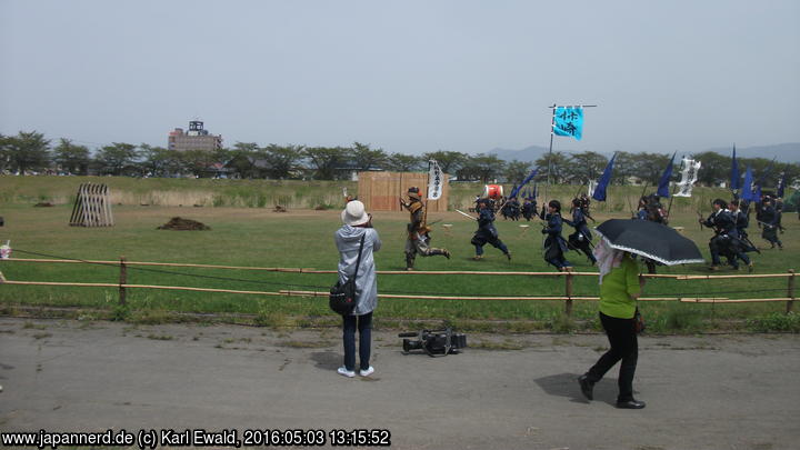 Yonezawa, Uesugi Matsuri: ein Trupp der Blauen übt einen Angriff
