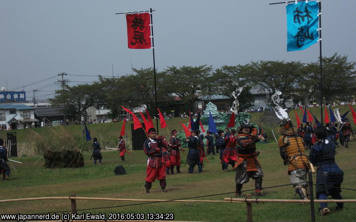 Yonezawa, Uesugi Matsuri: zwei Generäle üben das Gefecht. Sie werden begleitet von Fahnenträgern, damit klar ist, welche Lager da gerade aufeinanderstoßen.
