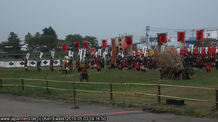 Yonezawa, Uesugi Matsuri: das rote Lager, der vorne mit der hellen Mähne ist Lord Takeda Shingen bei der Saikon-no-gi Zeremonie

