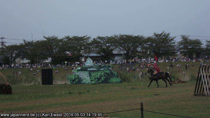 Yonezawa, Uesugi Matsuri: Reiter von Takeda greifen die Burg Kazurao in Shinano, Sitz von Lord Murakami, an
