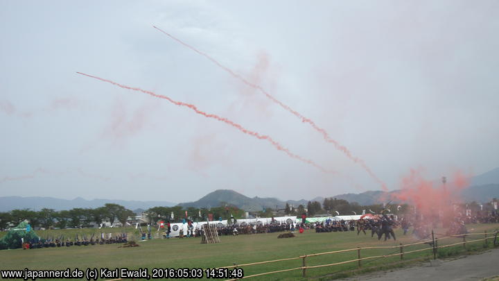 Yonezawa, Uesugi Matsuri: Kenshins Bogenschützen schießen Rauchpfeile
