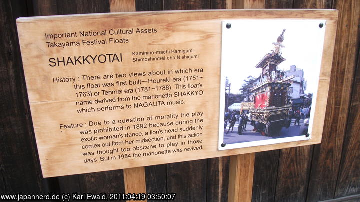 Takayama: Geschichte zu Shakkyotai, Tafel an der Garage des Wagens
