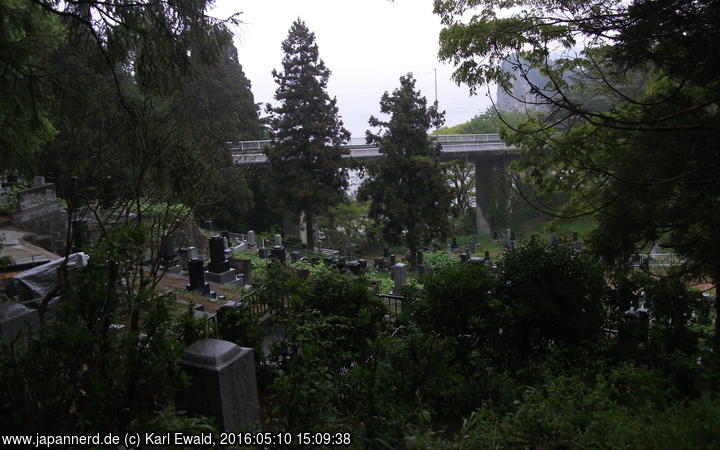 Miyako, Jodogahama: buddhistischer Friedhof, unter der Brücke sieht man den Strand
