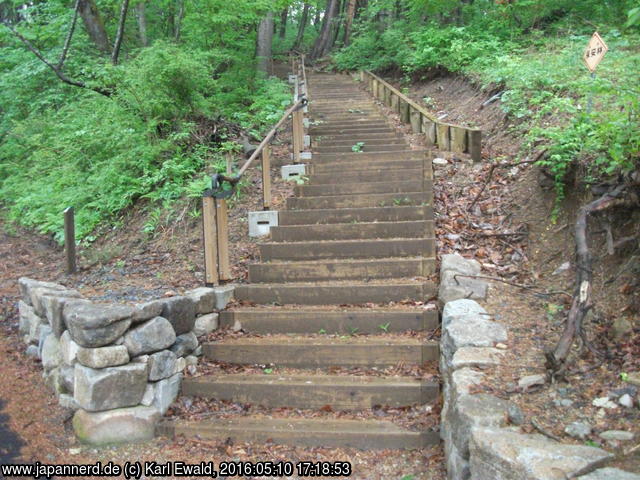 Miyako, Jodogahama: breite Treppe zum Aussichtspunkt Tategasaki
