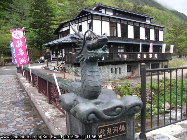 Ryusendo: das Brückengeländer ziert ein Drache. Das Gebäude dahinter ist Ticket office, Shop und im OG Aufenthaltsraum mit Holzausstellung
