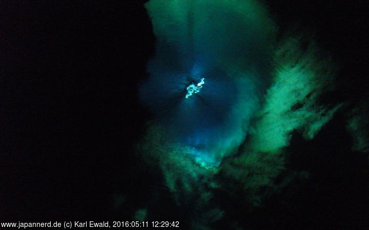 Ryusendo: der dritte See (leider verwackelt, daher die krakeligen Spuren des Unterwasserlichts)
