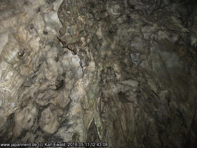 Ryusendo: Blick an die Höhlendecke auf dem Treppenabstieg
